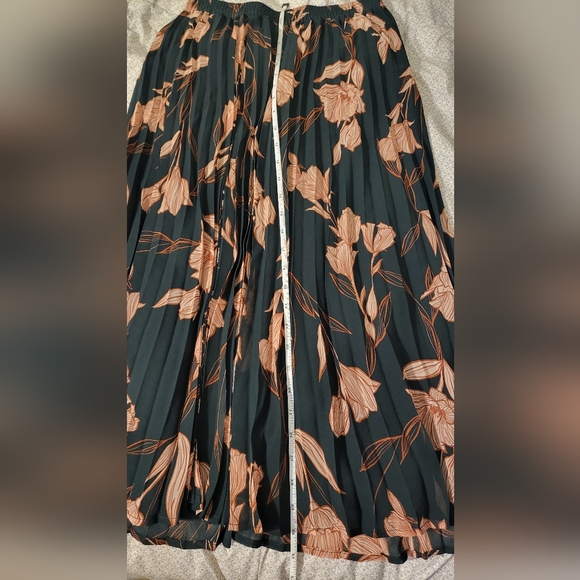 Green and pink floral skirt - Picture 6 of 8